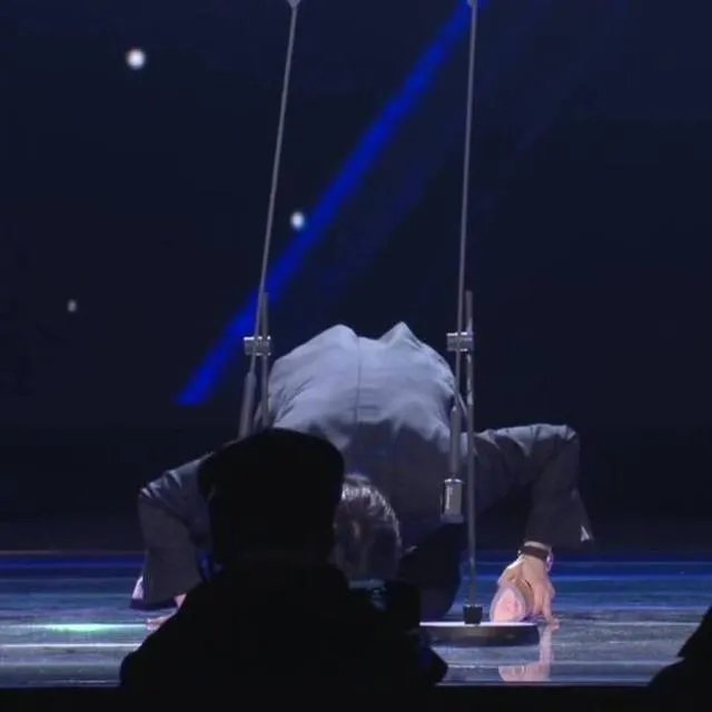 为何张艺兴在腾讯视频星光大赏舞台上下跪?