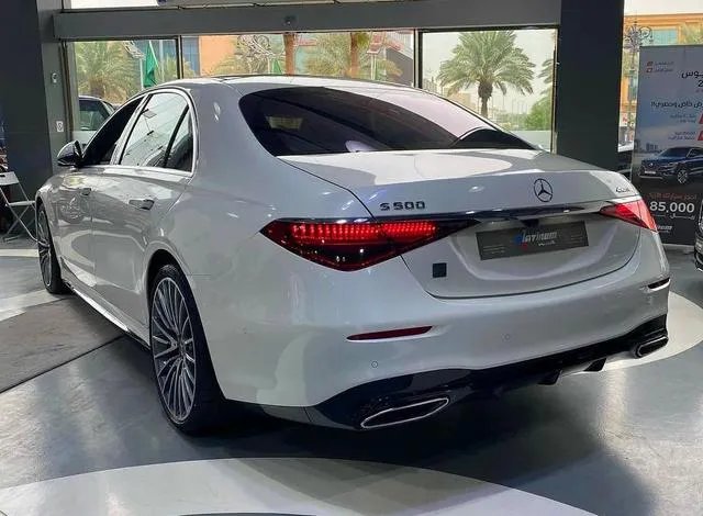 新一代奔驰S500实拍,罕见的白色外观,气场十分强大!