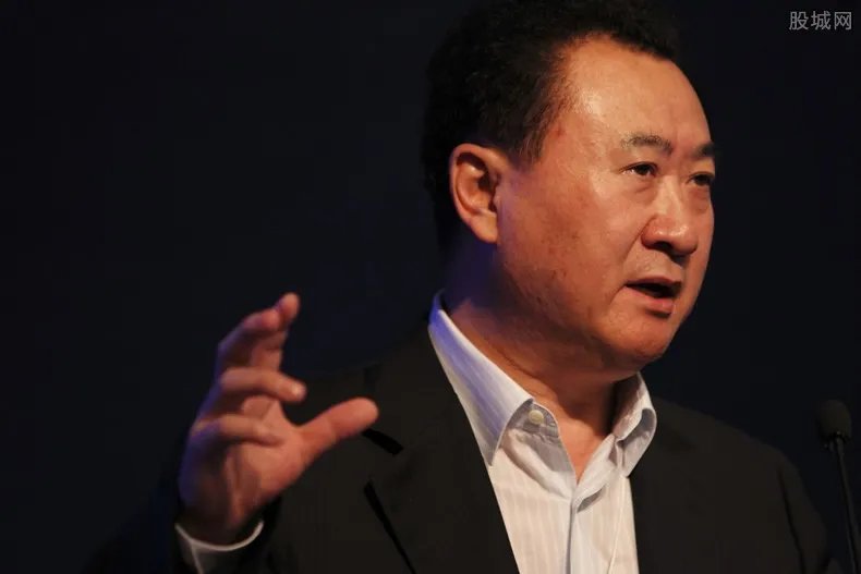 马化腾王健林一起逛街 难道要谈几百亿的大合作？