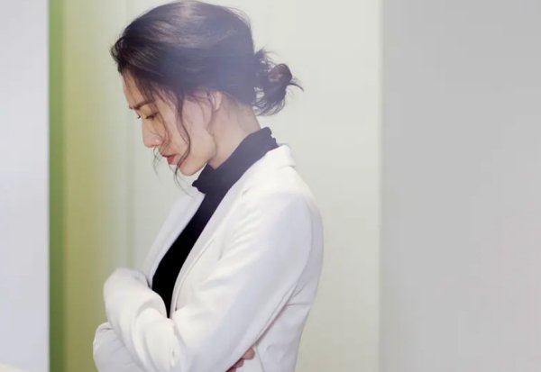 同居3年，我去见准公婆，婆婆给了见面礼，吃完饭我就报了警，我错了吗？
