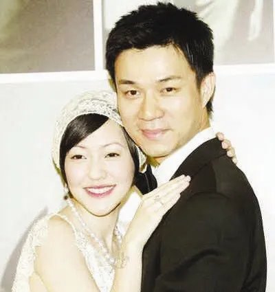 小s结婚照大曝光 老公称养十个小s都没问题