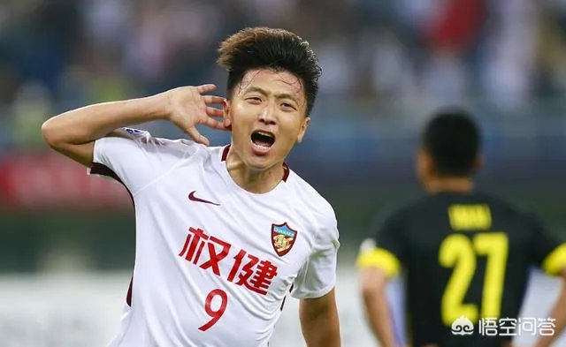一个队员本来是踢前锋位置的,现在被教练改为后卫,该怎么办?