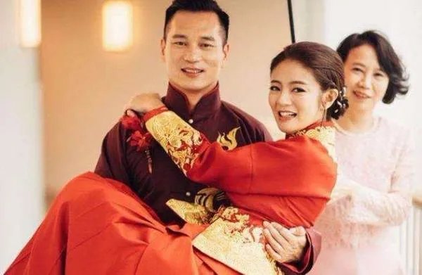 安以轩结婚了吗?跟她老公是怎么认识的呢?