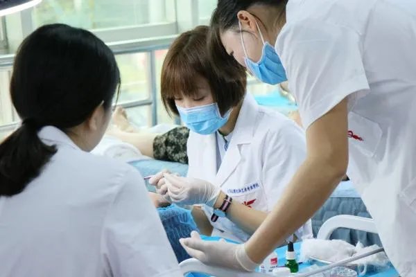 学纹绣要多少钱,纹绣学完前途如何?