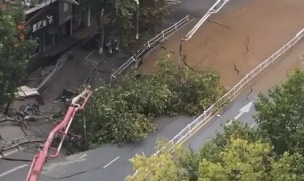 杭州地面坍塌，还有大量黄尘冒出，为什么会冒黄尘？