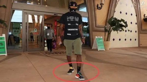 詹姆斯为何会穿科比新球鞋亮相?他会被耐克处罚吗?