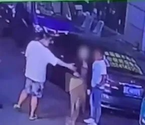辽宁女子当街被陌生男子袭胸骚扰，遇到这种事你会如何处理？
