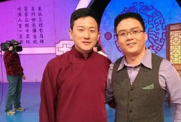 裘英俊算不算最年轻的文字辈相声演员？对此你怎么看？