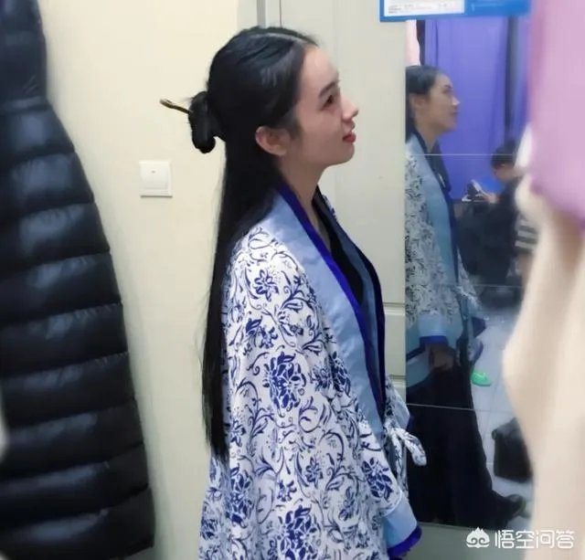 和董洁相比，新版冷清秋北影校花的颜值你觉得怎么样？
