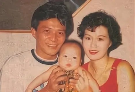 和赌王同一天去世的梁洁华,与“靖哥哥”相守32年,过的怎样?
