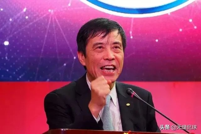 “恒大拿再多冠军有啥用?中国足球也上不去啊”!恒大在这时候出现是走了好运还是霉运?