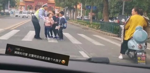交警跳跃式接小学生过马路，引发了网友怎样的调侃？