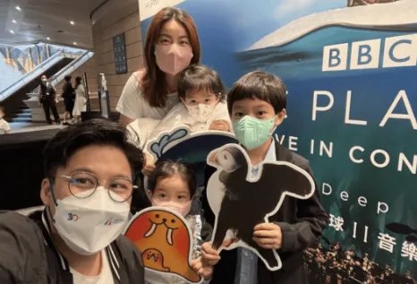 霍启刚带孩子们去听音乐会,三个子女长相曝光,一家人幸福满满,状态如何?