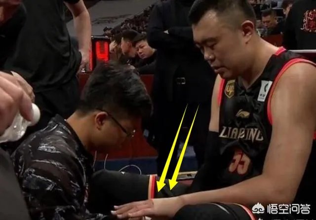 对阵广厦一战,致韩德君受伤的扣篮是右手扣的,为什么却左手受伤?当时什么情况?