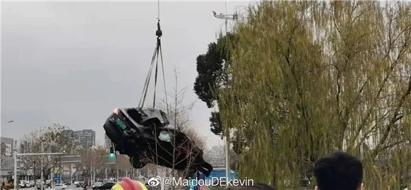 女子开特斯拉突然加速坠河！特斯拉：她改装了！