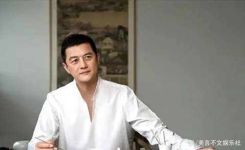 李亚鹏欠4000万,依旧与小19岁女友相爱,女方为何会加入嫣然基金?
