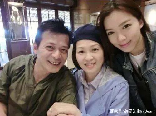 和赌王同一天去世的梁洁华,与“靖哥哥”相守32年,过的怎样?