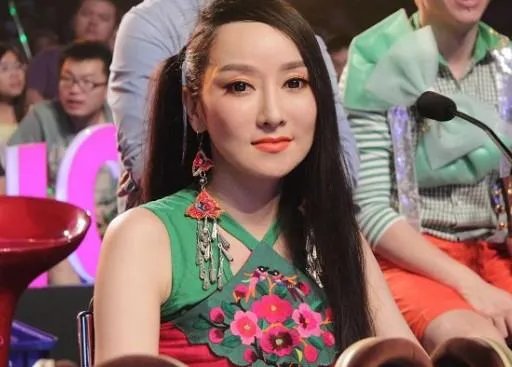 晚会假唱倒拿话筒,与金星互撕,被丁太升骂哭,萨顶顶为何会沦落至此?
