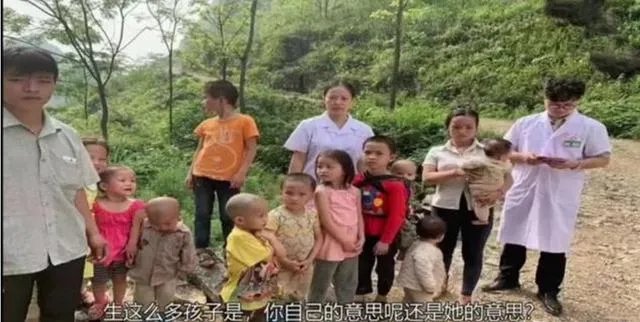 90后夫妻生9个娃住深山，妻子老得像母亲，大家怎么看？