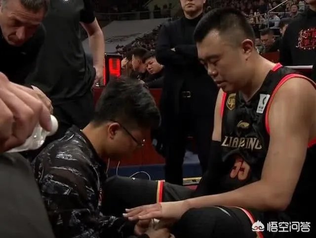 对阵广厦一战,致韩德君受伤的扣篮是右手扣的,为什么却左手受伤?当时什么情况?