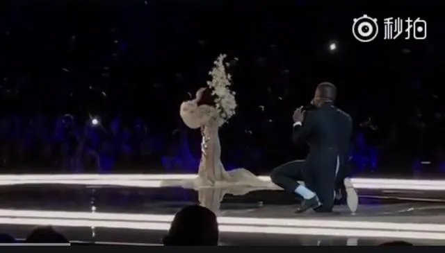 怎么看待奚梦瑶维密秀摔倒以及她的微博回应?