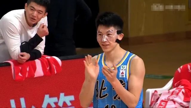 常林驱逐,刘晓宇一直都在裁判旁边鼓掌,为什么会这样?