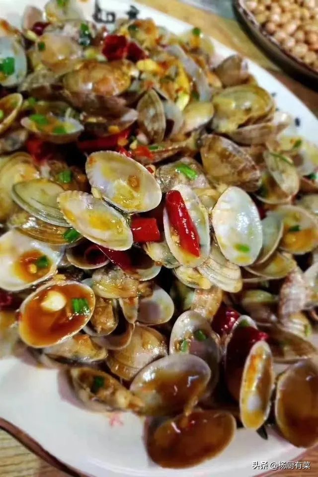 对于厨师向炒菜锅吐口水这件事你怎么看?