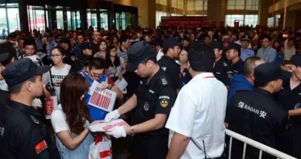 杭州首现万人摇号的原因是什么？
