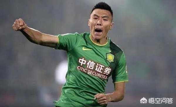 一个队员本来是踢前锋位置的,现在被教练改为后卫,该怎么办?