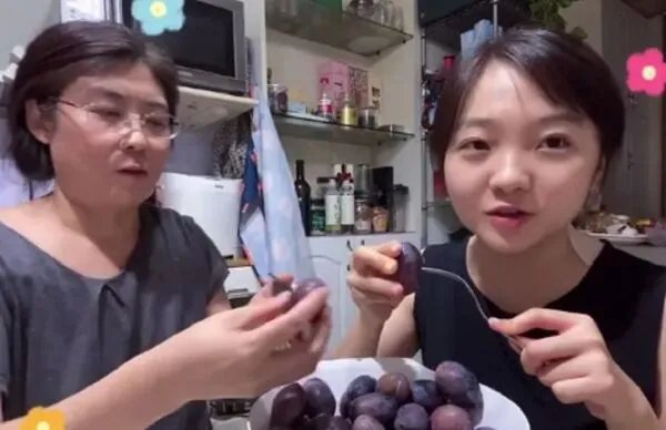 林妙可晒出的照片中,妈妈是什么样的装扮?